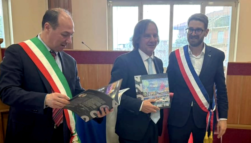 Des cadeaux symboliques. M. le maire Maxime Marchand et le comité de jumelage de la ville de Sausset-les-Pins offrent la "Skyline de Sausset" et l'album de la Centenale d'Or au maire de Lariano, la ville jumelée.