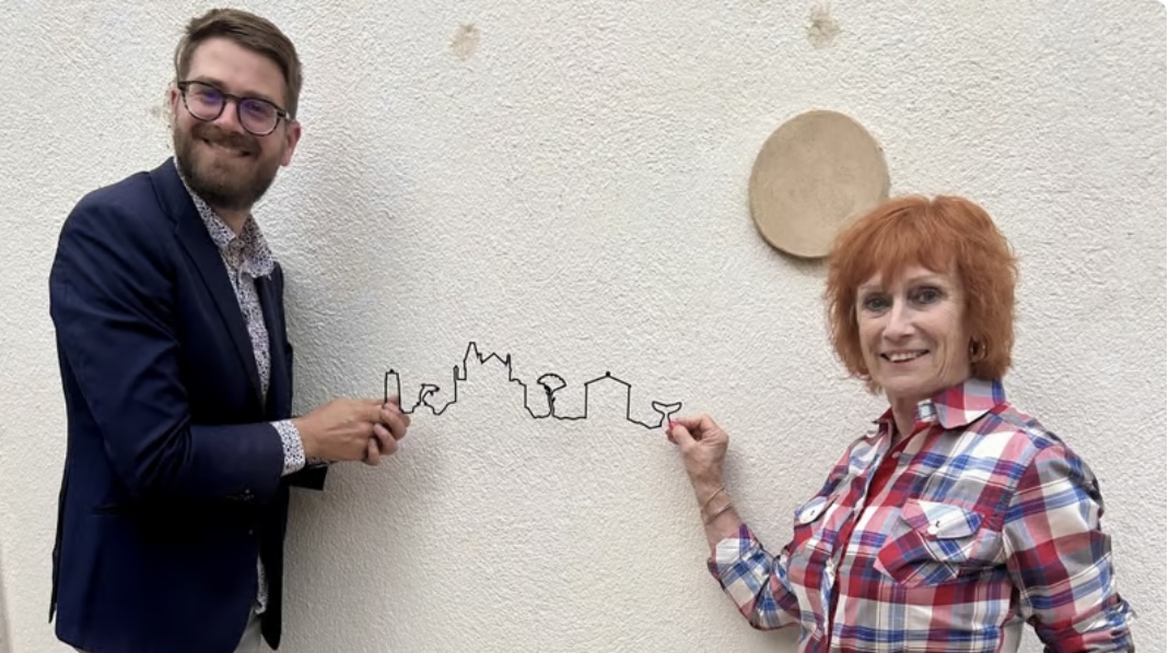 Maxime Marchand et Mireille Corte avec la skyline de sausset un cadeau protocolaire