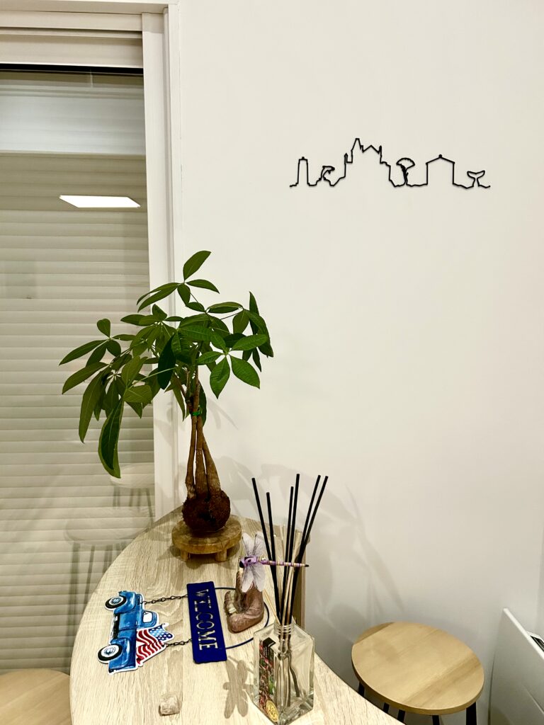 La Skyline de sausset sur un mur blanc