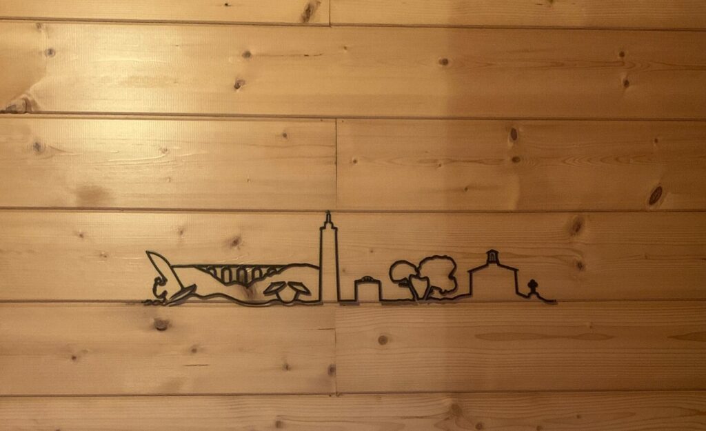 skyline carro / la couronne sur mur en bois