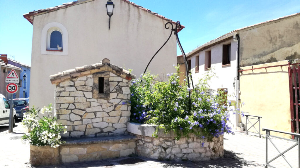 le puits dans le village ensues