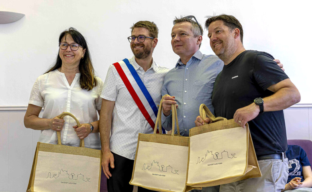 Distribution de sac avec la Skyline Sausset délégation de la ville allemande de Jumelage, Altshausen qui a été accueillie à Sausset-les-pins