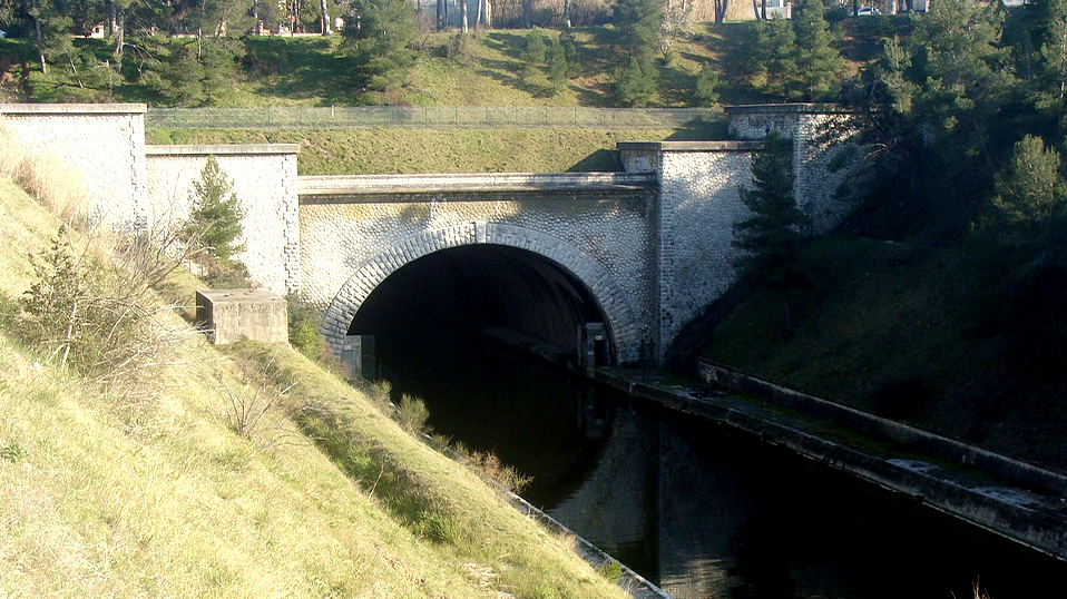 entrée du tunnel du canal du rove skyline Côte Bleue Le Rove skyline horizon by graphic design