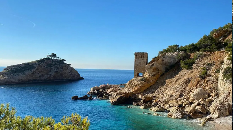 l'ile de l'erevine skyline ensues-la-redonne horizon by graphic design