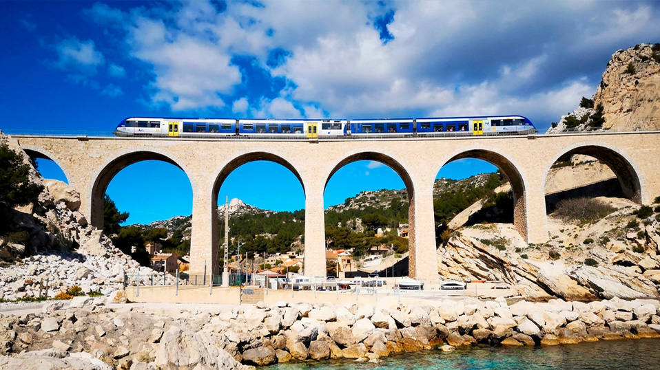 viadu de la vesse et le train bleue skyline le rove horizon by graphic design skyline Côte Bleue Le Rove
